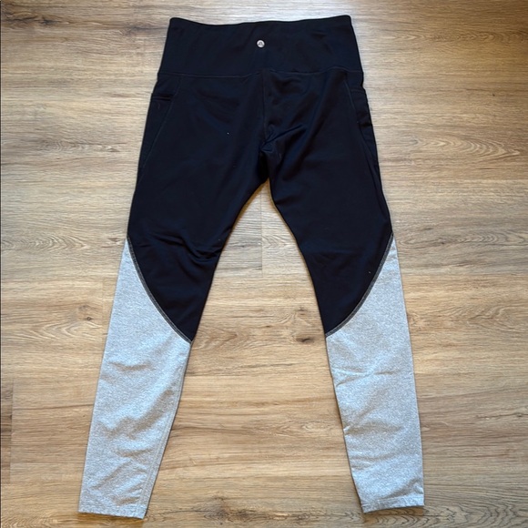 Apana Black and Gray Color Block Yoga Lifestyle Leggings LIKE NEW Size M - Picture 3 of 3